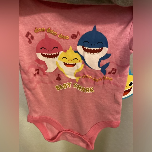 New Baby Shark Onesie Girls 6 to 9 Months 2 Pieces Pink Grey Bodysuit - Picture 6 of 12